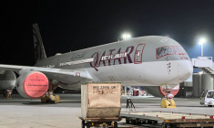 Une vue montre l'Airbus A350 de Qatar Airways garé à l'extérieur du hangar de maintenance de Qatar Airways à Doha