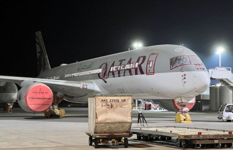 Une vue montre l'Airbus A350 de Qatar Airways garé à l'extérieur du hangar de maintenance de Qatar Airways à Doha