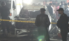 La police sur les lieux d'une explosion de voiture meurtrière à New Delhi