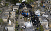 Vue aérienne des funérailles du sénateur Miguel Uribe au cimetière central de Bogota, le 13 août 2025 ( AFP / Alejandro MARTINEZ )