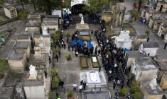 Vue aérienne des funérailles du sénateur Miguel Uribe au cimetière central de Bogota, le 13 août 2025 ( AFP / Alejandro MARTINEZ )