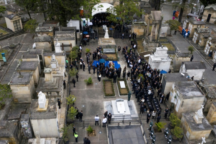 Vue aérienne des funérailles du sénateur Miguel Uribe au cimetière central de Bogota, le 13 août 2025 ( AFP / Alejandro MARTINEZ )