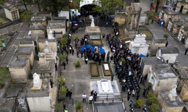 Vue aérienne des funérailles du sénateur Miguel Uribe au cimetière central de Bogota, le 13 août 2025 ( AFP / Alejandro MARTINEZ )