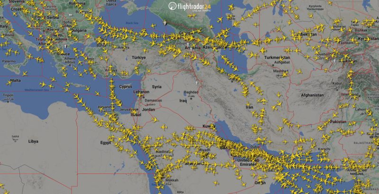 Une représentation graphique du trafic aérien montre l'espace aérien au-dessus de l'Iran et des pays voisins du Moyen-Orient