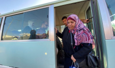 Des Jordaniens évacués de Gaza vers l'Égypte par le poste frontière de Rafah arrivent à l'aéroport militaire de Marka à Amman