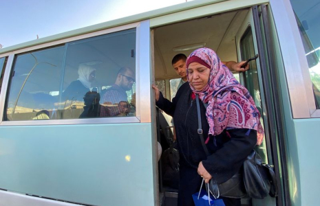 Des Jordaniens évacués de Gaza vers l'Égypte par le poste frontière de Rafah arrivent à l'aéroport militaire de Marka à Amman