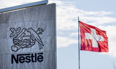 Un drapeau suisse flotte sur le siège de Nestlé à Vevey