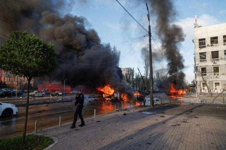 Des voitures en feu à Kyiv