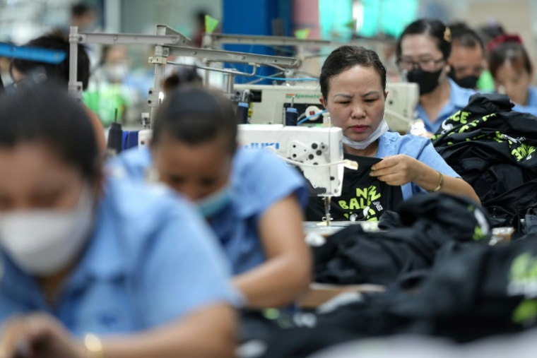 Des ouvrières cousent des vêtements dans une usine de textile à Ho Chi Minh Ville, le 3 avril 2025 au Vietnam ( AFP / Huu Kha )