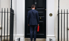 Le ministre des Finances britannique Jeremy Hunt, devant son bureau à Londres
