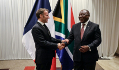 Le président français Emmanuel Macron, à gauche, et à sa droite le président sud-africain Cyril Ramaphosa, à Sandton, en Afrique du Sud, le 21 novembre 2025 ( POOL / Ludovic MARIN )