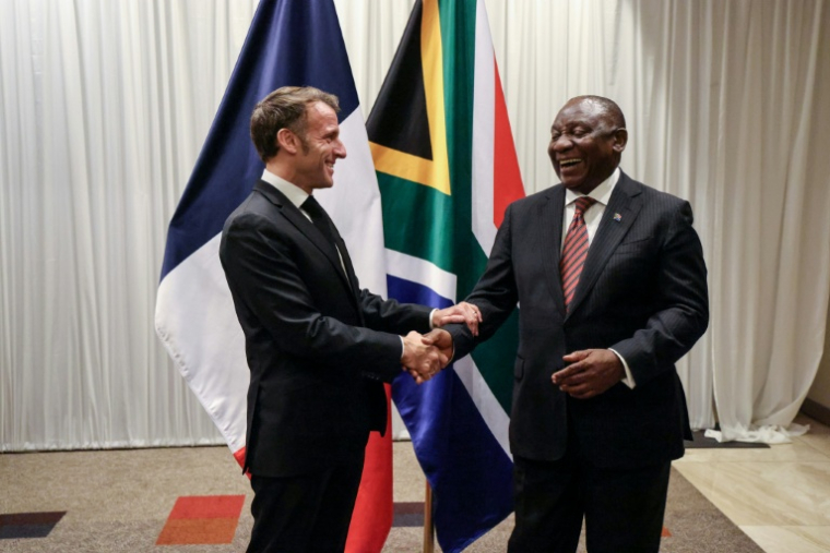 Le président français Emmanuel Macron, à gauche, et à sa droite le président sud-africain Cyril Ramaphosa, à Sandton, en Afrique du Sud, le 21 novembre 2025 ( POOL / Ludovic MARIN )