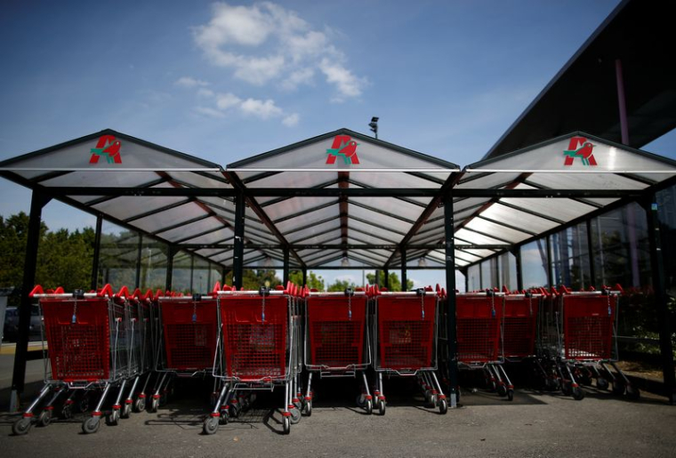 Des chariots sont visibles à l'entrée d'un hypermarché Auchan à Saint-Sébastien-sur-Loire
