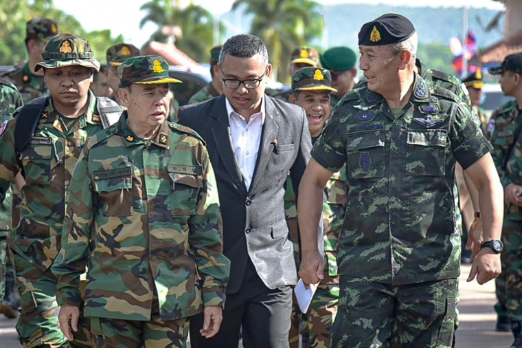 Photo diffusée le 29 mai 2025 par l'armée royale thaïlandaise du commandant en chef de l'armée royale thaïlandaise (RTA), Pana Klaewplodthuk (d) et du commandant de l'armée royale cambodgienne, le général Mao Sophan (g), lors d'une réunion au poste frontière de Chong Chom dans la province de Surin, en Thaïlande ( Armée royale thaïlandaise / Handout )
