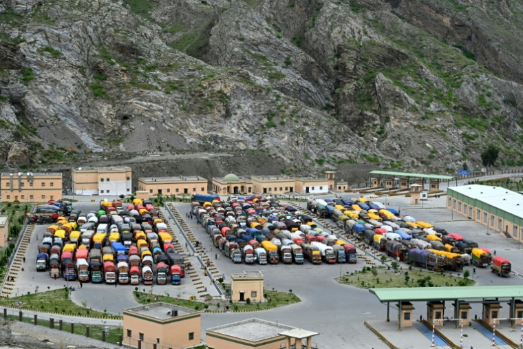 Des camions transportant des réfugiés afghans sont garés près du poste-frontière de Torkham, dans la province pakistanaise de Khyber Pakhtunkhwa, alors qu'ils attendent leur expulsion vers l'Afghanistan, le 28 avril 2026 ( AFP / Abdul MAJEED )