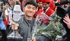 Le chanteur autrichien JJ, vainqueur de l'Eurovision, accueilli par ses fans à son arrivée à l'aéroport de Vienne, le 18 mai 2025 ( AFP / JOE KLAMAR )
