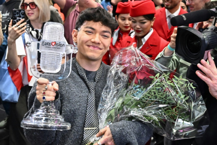 Le chanteur autrichien JJ, vainqueur de l'Eurovision, accueilli par ses fans à son arrivée à l'aéroport de Vienne, le 18 mai 2025 ( AFP / JOE KLAMAR )