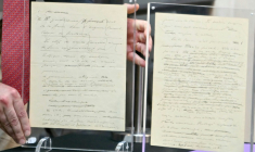 Le manuscrit de "l'Appel du 18 juin" de Charles de Gaulle lors de sa remise officielle par sa famille aux Archives nationales, le 12 juin 2025 à Paris  ( AFP / EMMA DA SILVA )