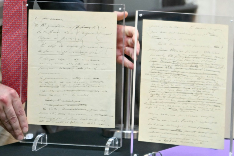 Le manuscrit de "l'Appel du 18 juin" de Charles de Gaulle lors de sa remise officielle par sa famille aux Archives nationales, le 12 juin 2025 à Paris ( AFP / EMMA DA SILVA )