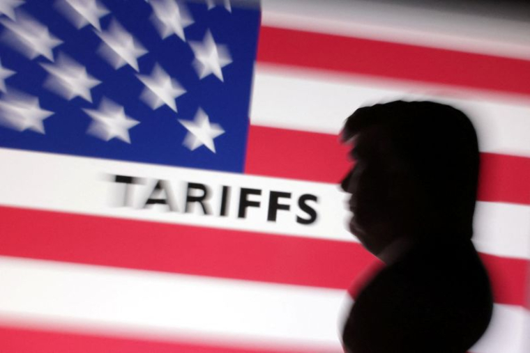 L'illustration montre un modèle imprimé en 3D du président américain Trump et un motif du drapeau américain avec le mot "tarifs"