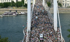 Vue aérienne des participants à la marche des fiertés, sur le pont Elisabeth à Budapest, le 27 juin 2026 en Hongrie ( AFP / Attila KISBENEDEK )
