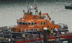 Des migrants secourus par les sauveteurs britanniques alors qu'ils tentaient de traverser la Manche, à Douvres, dans le sud-est de l'Angleterre, le 14 décembre 2022 ( AFP / CARLOS JASSO )