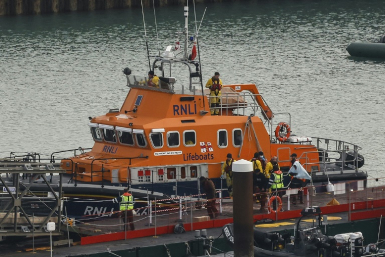 Des migrants secourus par les sauveteurs britanniques alors qu'ils tentaient de traverser la Manche, à Douvres, dans le sud-est de l'Angleterre, le 14 décembre 2022 ( AFP / CARLOS JASSO )