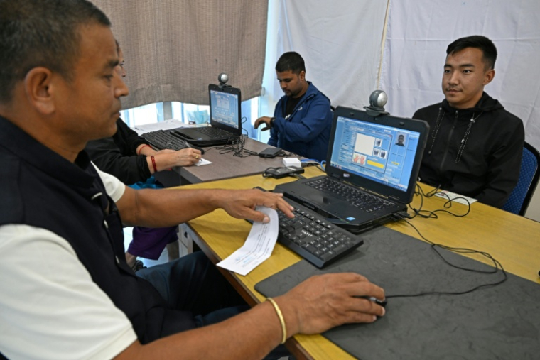 Des jeunes s'inscrivent sur les listes électorales pour les prochaines élections parlementaires au Népal, le 13 octobre 2025 à Katmandou ( AFP / Prakash MATHEMA )