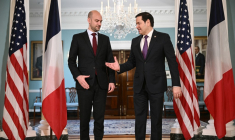 Jean-Noël Barrot et Marco Rubio, à Washington DC, le 1er mai 2025 ( AFP / BRENDAN SMIALOWSKI )