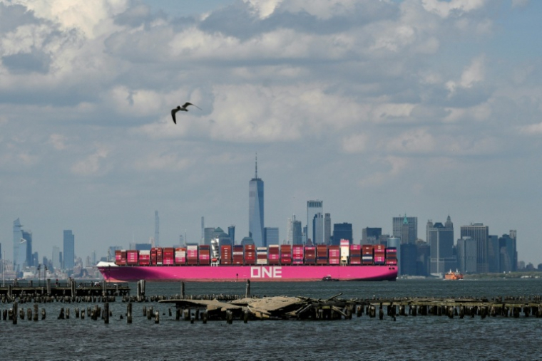 Un porte-conteneurs d'Ocean Network Express (ONE) passe à proximité de Manhattan, à New York, le 3 mai 2025 ( AFP / ANGELA WEISS )