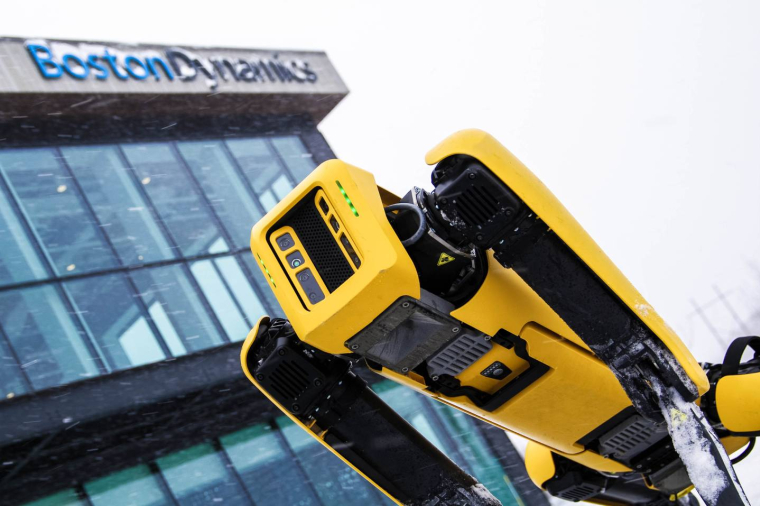 Un robot Boston Dynamics devant le siège de l'entreprise. (crédit : Boston Dynamics)