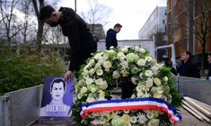 Une couronne de fleurs et un portrait de Quentin Deranque avant une marche en sa mémoire, le 21 février 2026 à Lyon ( AFP / OLIVIER CHASSIGNOLE )