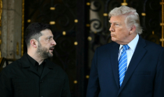 Le président ukrainien Volodymyr Zelensky (G) et le président américain Donald Trump à Mar-a-Lago, à Palm Beach (Floride), aux Etats-Unis, le 28 décembre 2025 ( AFP / Jim WATSON )
