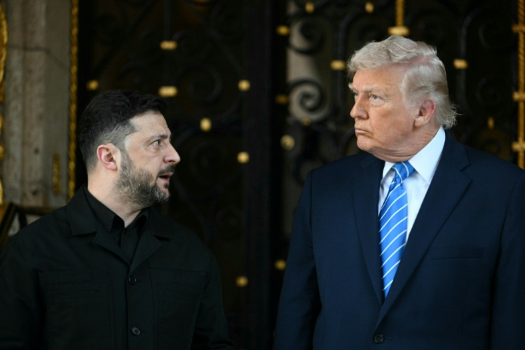 Le président ukrainien Volodymyr Zelensky (G) et le président américain Donald Trump à Mar-a-Lago, à Palm Beach (Floride), aux Etats-Unis, le 28 décembre 2025 ( AFP / Jim WATSON )