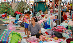 Des familles thaïlandaises hébergées en urgence sous des tentes dans la province de Buriram, le 8 décembre 2025 ( THAI NEWS PIX / Sarot Meksophawannakul )