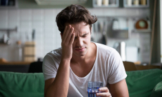 L'alcool rend d'abord gai… puis malade. (crédit : Adobe Stock)