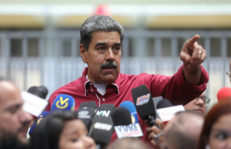 Cette photo fournie par la présidence vénézuélienne montre le président vénézuélien Nicolas Maduro s'adressant à la presse devant un bureau de vote lors des élections régionales, à Caracas, le 25 mai 2025 ( Venezuelan Presidency / Handout )