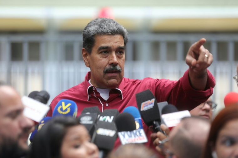 Cette photo fournie par la présidence vénézuélienne montre le président vénézuélien Nicolas Maduro s'adressant à la presse devant un bureau de vote lors des élections régionales, à Caracas, le 25 mai 2025 ( Venezuelan Presidency / Handout )