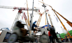 Des visiteurs se rendent au salon professionnel « Bauma » à Munich.