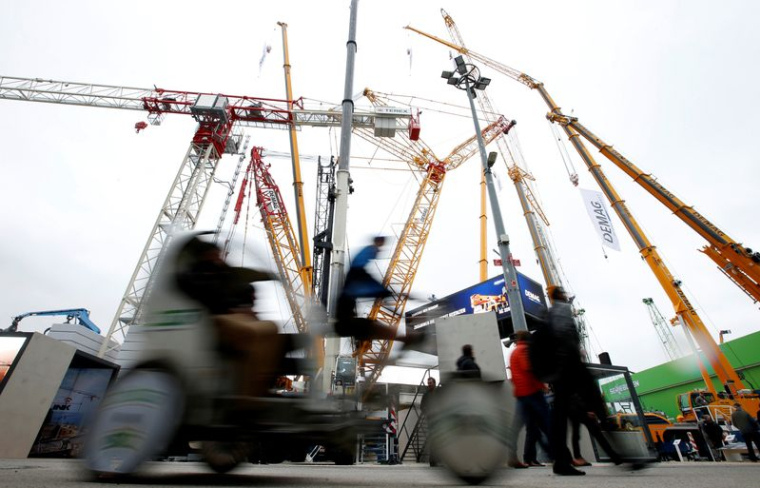 Des visiteurs se rendent au salon professionnel « Bauma » à Munich.