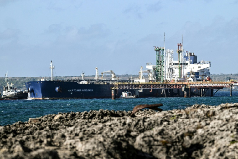 Le pétrolier russe Anatoly Kolodkin au terminal pétrolier du port de Matanzas, au nord-ouest de Cuba, le 31 mars 2026 ( AFP / Yamil LAGE )