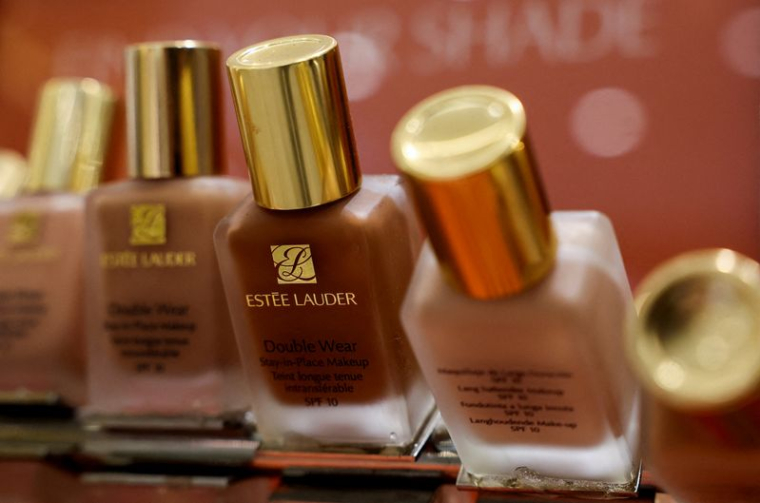 Des cosmétiques Estee Lauder exposés dans un magasin de cosmétiques d'un centre commercial à Mumbai