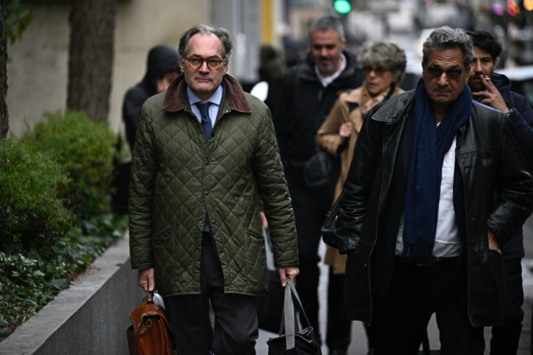 Renaud Semerdjian, un des avocats du Paris SG (à gauche), à son arrivée aux prud'hommes de Paris le 17 novembre 2025  ( AFP / JULIEN DE ROSA )