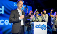 Le Premier ministre slovène et candidat à la présidentielle Robert Golob s'adresse à ses partisans à Ljubljana, le 22 mars 2026 ( AFP / Jure Makovec )