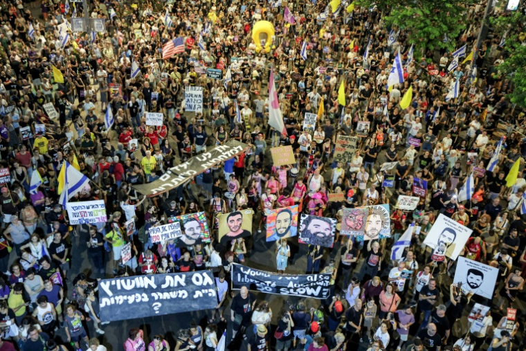 Des manifestants demandent la libération des otages toujours retenus à Gaza, le 12 juillet 2025 à Tel-Aviv ( AFP / Jack GUEZ )