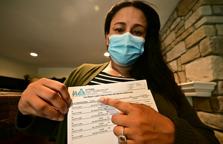 Priscilla Muñoz montre les résultats des tests toxiques qu'elle a effectués dans sa maison après l'incendie d'Eaton en janvier 2025, le 22 août 2025 à Pasadena, en Californie  ( AFP / Frederic J. BROWN )