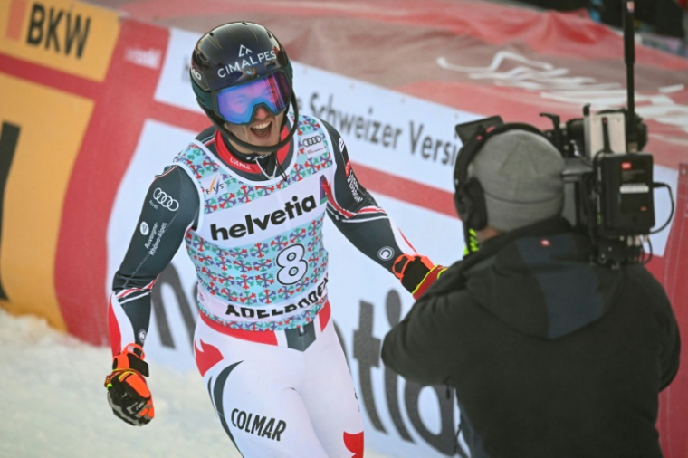 Paco Rassat dans l'aire d'arrivée du slalom d'Adelboden (Suisse), le 11 janvier 2026 ( AFP / Fabrice COFFRINI )