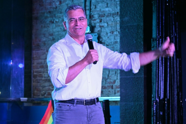 Xavier Becerra, candidat démocrate à l’élection du gouverneur de Californie, prend la parole lors d’un rassemblement pour mobiliser les électeurs à West Hollywood, le 28 mai 2026 ( AFP / Frederic J. Brown )