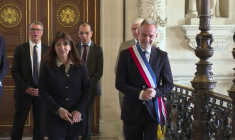 Emmanuel Gregoire, élu maire de Paris, reçoit l'écharpe tricolore