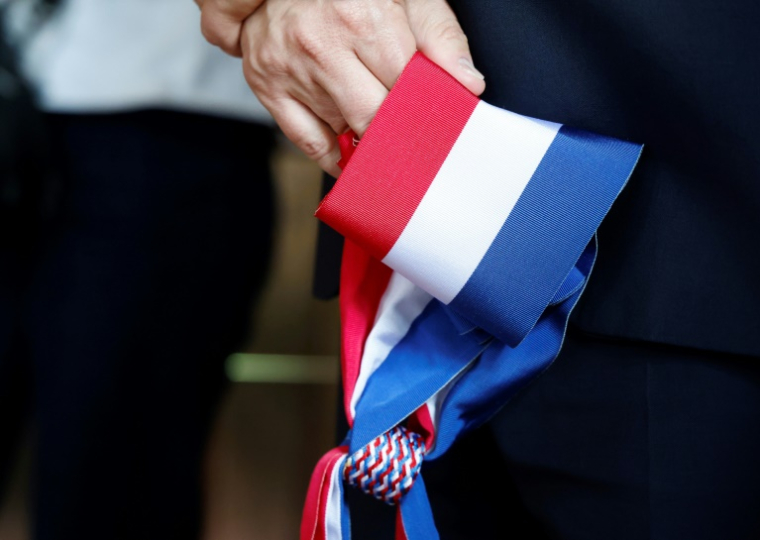 Les démissions de maires sont surtout causées par des tensions politiques au sein des conseils municipaux (31%), loin devant les passations de pouvoir anticipées (13,7%), les problèmes de santé (13,1%), le cumul des mandats (8,5%), la fatigue (5,1%), ainsi que les raisons personnelles (3,9%) ou professionnelles (3,4%) ( AFP / Ludovic MARIN )